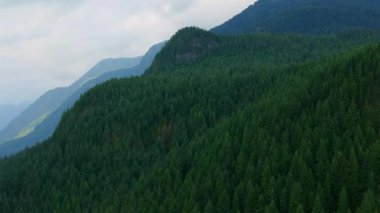 Bulutlu bir günde Kanada dağlarının hava manzarası. Vancouver yakınlarında çekilmiş, British Columbia, Kanada. Doğa Arkaplanı.