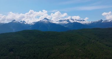 Squamish yakınlarında buzullu dağların havadan görünüşü British Columbia, Kanada.