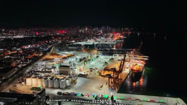 Vancouver, Kanada - 9 Eylül 2023. Geceleri arka planda Vancouver Limanı ve şehir merkezinin havadan görüntüsü. British Columbia, Kanada