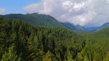 Kanada dağlarının sonbahar bulutlu günlerdeki hava manzarası. Vancouver yakınlarında çekilmiş, British Columbia, Kanada. Doğa Arkaplanı.