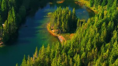 Lucille Gölü 'nün dağlardaki hava manzarası, Whistler yakınlarında. Güzel Kanada doğası. British Columbia, Kanada