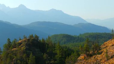 Gün batımında Kanada dağ manzarası. Vancouver yakınlarında çekilmiş, British Columbia, Kanada. Doğa Arkaplanı.