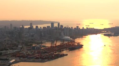 Şehir merkezindeki Vancouver Limanı 'nın hava görüntüsü günbatımında arka planda. British Columbia, Kanada