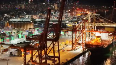 Vancouver, Kanada - 9 Eylül 2023. Geceleri arka planda Vancouver Limanı ve şehir merkezinin havadan görüntüsü. British Columbia, Kanada