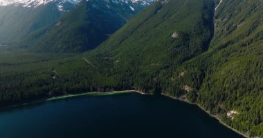 Chilliwack Gölü 'nün ve baharda dağların havadan manzarası. Vancouver 'ın doğusunda, British Columbia, Kanada