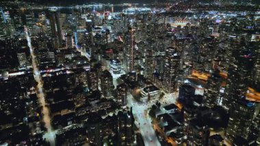 Geceleri Vancouver 'ın merkezindeki göz kamaştırıcı hava manzarası. British Columbia, Kanada. 