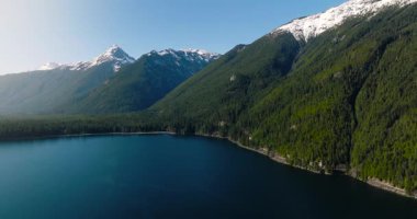Chilliwack Gölü 'nün ve baharda dağların havadan manzarası. Vancouver 'ın doğusunda, British Columbia, Kanada