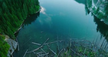 İlkbaharda Elbow Lake 'in ve dağ manzarasının havadan manzarası. Vancouver 'ın doğusunda, British Columbia, Kanada