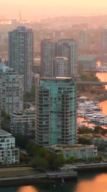 Şehir merkezindeki gökdelenlerin ve Vancouver limanının hava görüntüsü, British Columbia, Kanada şafak vakti. Büyük yangınlardan kaynaklanan yoğun hava kirliliği