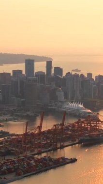 Şehir merkezindeki Vancouver Limanı 'nın hava görüntüsü günbatımında arka planda. British Columbia, Kanada