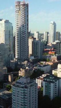 Vancouver, British Columbia, Kanada 'daki gökdelenlerin hava görüntüsü. Hızlandırılmış video