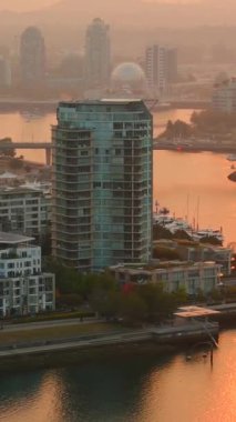 Şehir merkezindeki gökdelenlerin ve Vancouver limanının hava görüntüsü, British Columbia, Kanada şafak vakti. Büyük yangınlardan kaynaklanan yoğun hava kirliliği