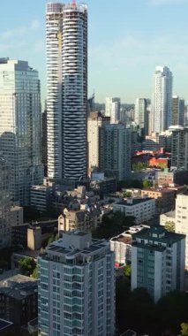 Vancouver, British Columbia, Kanada 'daki gökdelenlerin hava görüntüsü şafak vakti.