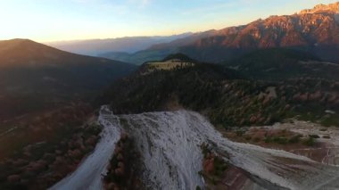 FPV İHA, İtalya 'nın Trentino-alto Adige kentindeki Puez Odle Doğa Parkı' nda Seceda Dağı Alpe di Seceda 'nın üzerinden uçuyor.. 