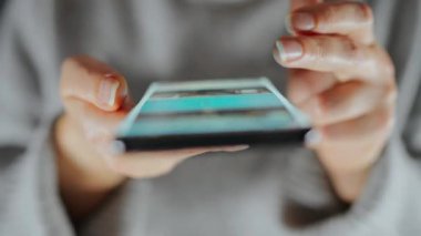 Sosyal medyada akıllı telefondan yayın yapan, dokunmatik ekranlara dokunan, kurye uygulaması kullanan bir kadın. Cep telefonu tutan kadın..