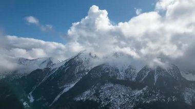 Karlı dağların hava manzarası sisli bulutlar güzel doğada hızlı hareket ediyor. Hiperaktiflik. Tatra Dağları, Slovakya