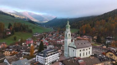 İtalyan Dolomitleri Alpleri 'ndeki Dobbiaco Dağı ve yeşil çayır manzarası, Trentino Alto Adige, İtalya sonbaharda.