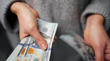 Amerikan Doları 'nı sayan bir kadın, yakın plan. Yatırım, başarı, finansal beklentiler veya kariyer ilerlemesi kavramı.