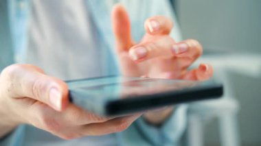 Sosyal medyada akıllı telefondan yayın yapan, dokunmatik ekranlara dokunan, kurye uygulaması kullanan bir kadın. Cep telefonu tutan kadın..