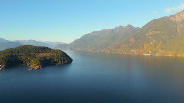 Güzel Kanada manzarası, dağlar, adalar ve fiyortlar üzerinde hava manzarası. Howe Sound 'da. Squamish ve Vancouver arasında, British Columbia, Kanada.