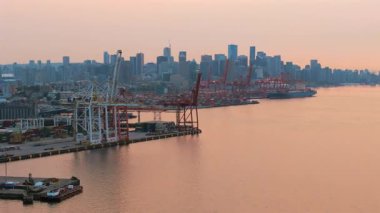 Vancouver, Kanada - 24 Ağustos 2023. Arka planda Vancouver Limanı 'nın havadan görüntüsü var. Havadaki yangınlardan çıkan duman. British Columbia, Kanada
