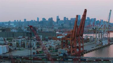 Vancouver, Kanada - 24 Ağustos 2023. Arka planda Vancouver Limanı 'nın havadan görüntüsü var. Havadaki yangınlardan çıkan duman. British Columbia, Kanada