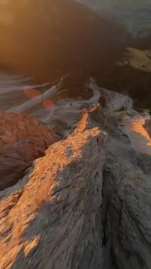 FPV İHA İtalya 'nın Trentino-alto Adige kentindeki Puez Odle Doğa Parkı' ndaki Seceda Dağı Alpe di Seceda 'nın dağ yüzeyine yakın uçar. Güzel gün batımı