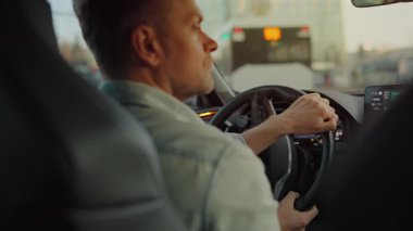 Şehrin sokaklarında araba süren bir adamın arka koltuğu. Yavaş çekim