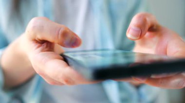 Sosyal medyada akıllı telefondan yayın yapan, dokunmatik ekranlara dokunan, kurye uygulaması kullanan bir kadın. Cep telefonu tutan kadın..