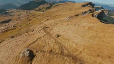 FPV İHA 'sı Alplerdeki Seceda, İtalya' nın keskin dağ uçurumlarına, Dolomite dağlarına yakın uçuyor..