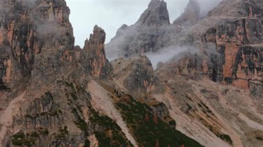 Bulutlarla kaplı yüksek sıradağların havadan görünüşü. Dolomites, İtalya 'daki Cristallo Dağı. Güzel sonbahar manzarası