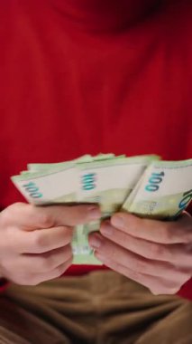 Avro banknotlarını sayan adam, yakın plan. Yatırım, başarı, finansal beklentiler veya kariyer gelişimi kavramı. Dikey video