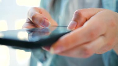 Sosyal medyada akıllı telefondan yayın yapan, dokunmatik ekranlara dokunan, kurye uygulaması kullanan bir kadın. Cep telefonu tutan kadın..