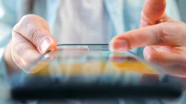 Sosyal medyada akıllı telefondan yayın yapan, dokunmatik ekranlara dokunan, kurye uygulaması kullanan bir kadın. Cep telefonu tutan kadın..