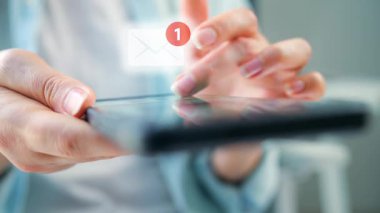 Sosyal medyada akıllı telefondan yayın yapan bir kadın ortaya çıkıyor, dokunmatik ekrana dokunuyor, kurye uygulaması kullanıyor. Cep telefonu tutan kadın..