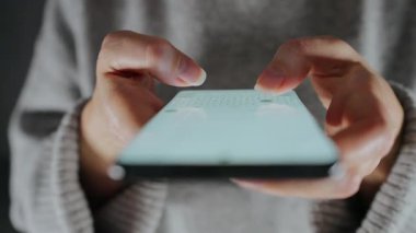Akıllı telefondan sohbet eden, kısa mesaj yazan, dokunmatik ekran klavyesine dokunan, kurye uygulaması kullanan bir kadın. Cep telefonu tutan kadın..
