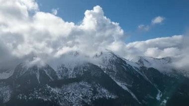 Karlı dağların hava manzarası sisli bulutlar güzel doğada hızlı hareket ediyor. Hiperaktiflik. Tatra Dağları, Slovakya