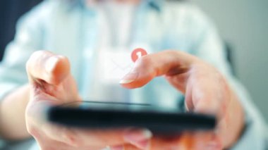 Sosyal medyada akıllı telefondan yayın yapan bir kadın ortaya çıkıyor, dokunmatik ekrana dokunuyor, kurye uygulaması kullanıyor. Cep telefonu tutan kadın..