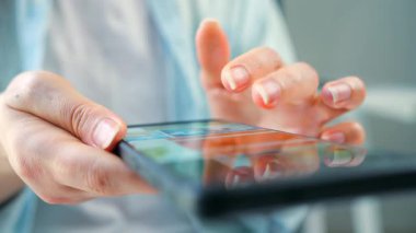 Sosyal medyada akıllı telefondan yayın yapan, dokunmatik ekranlara dokunan, kurye uygulaması kullanan bir kadın. Cep telefonu tutan kadın..