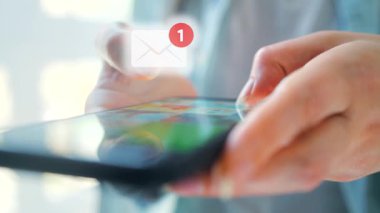 Sosyal medyada akıllı telefondan yayın yapan bir kadın ortaya çıkıyor, dokunmatik ekrana dokunuyor, kurye uygulaması kullanıyor. Cep telefonu tutan kadın..