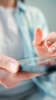 Sosyal medyada akıllı telefondan yayın yapan, dokunmatik ekranlara dokunan, kurye uygulaması kullanan bir kadın. Cep telefonu tutan kadın..