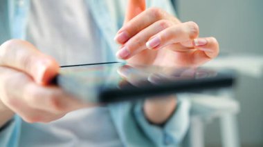 Sosyal medyada akıllı telefondan yayın yapan, dokunmatik ekranlara dokunan, kurye uygulaması kullanan bir kadın. Cep telefonu tutan kadın..