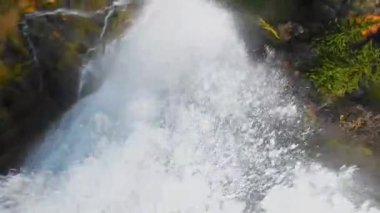 FPV İHA Meran, Güney Tyrol, İtalya yakınlarındaki Partschins Şelalesi 'nden uçuyor. Güzel sonbahar manzarası. Su geçirmez dron uçuyor..