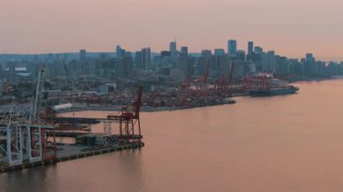 Arka planda Vancouver Limanı 'nın havadan görüntüsü var. Havadaki yangınlardan çıkan duman. British Columbia, Kanada