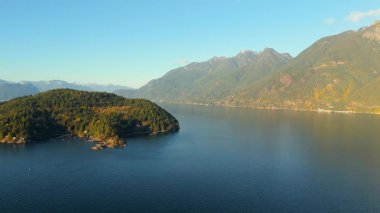 Güzel Kanada manzarası, dağlar, adalar ve fiyortlar üzerinde hava manzarası. Howe Sound 'da. Squamish ve Vancouver arasında, British Columbia, Kanada.