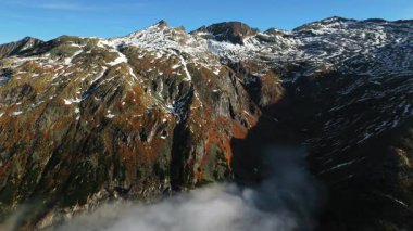 Güzel sonbahar dağ manzarası ve vadide uçan beyaz bulutlar. Alpler, Avusturya