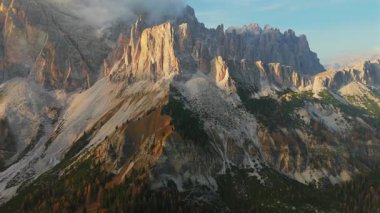 Bulutlu yüksek dağ sırasının havadan görünüşü. Dolomites, İtalya 'daki Cristallo Dağı. Güzel sonbahar manzarası