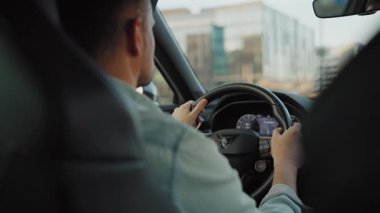 Şehrin sokaklarında araba süren bir adamın arka koltuğu. Yavaş çekim