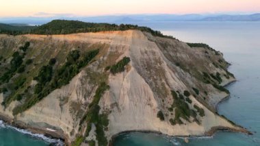 Yunanistan 'daki Korfu adasındaki sahil şeridinin havadan görüntüsü. Gün batımında güzel deniz manzarası