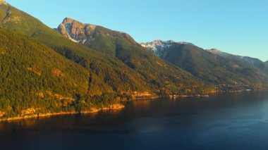 Güzel Kanada manzarası, dağlar ve fiyortlar üzerinde hava manzarası. Howe Sound 'da. Squamish ve Vancouver arasında, British Columbia, Kanada.